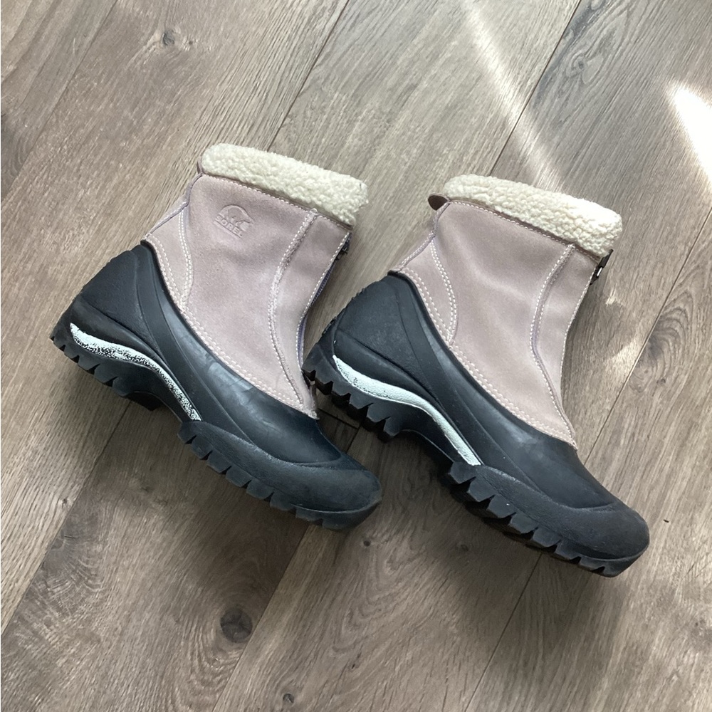 Women’s size 5 Sorel zip up boots